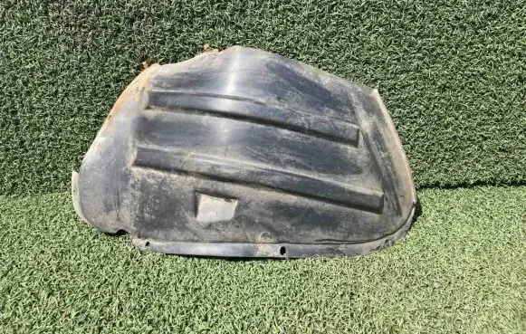 Front wheel arch liner splash guards