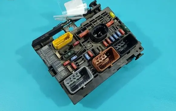 Citroen Berlingo Central body control module 9666700480 IMPRK1525282