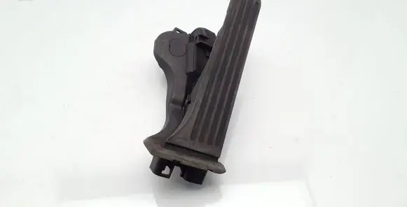 Accelerator throttle pedal