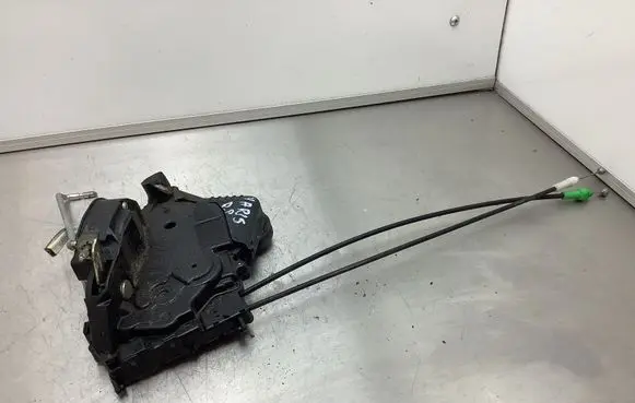 Toyota Yaris Front door lock 