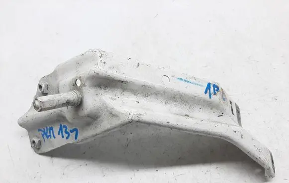 Seat Leon (1P) Fender mounting bracket 1P0821135
