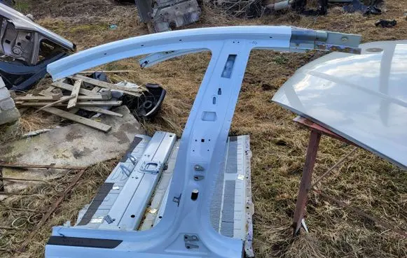 Tesla Model 3 Pillar (middle) 