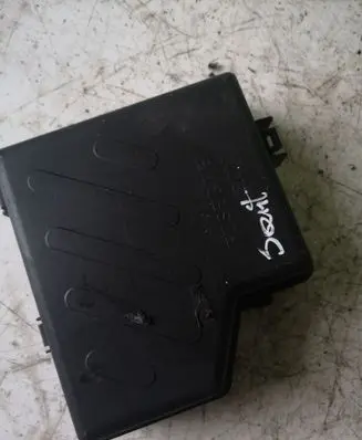 Hyundai Santa Fe Fuse box cover