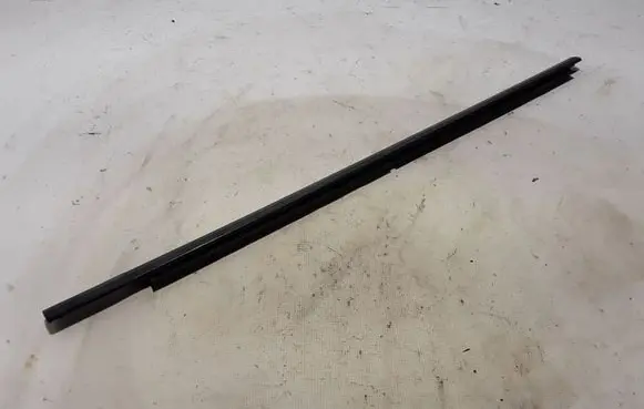 Dodge Durango Front door glass trim molding 55399160AC