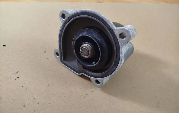 Volkswagen Golf V Water pump 03C121005C