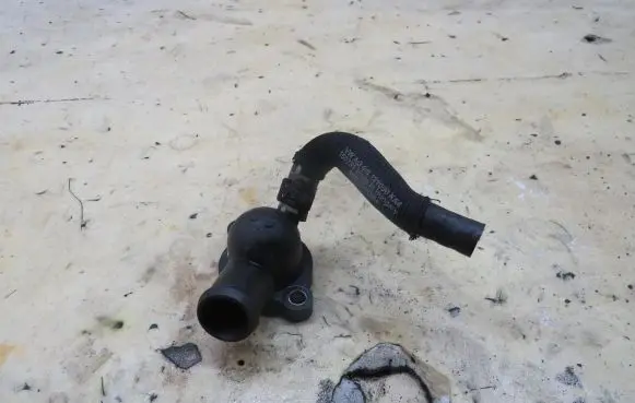 Volkswagen PASSAT B8 Engine coolant pipe/hose 04L121131AA