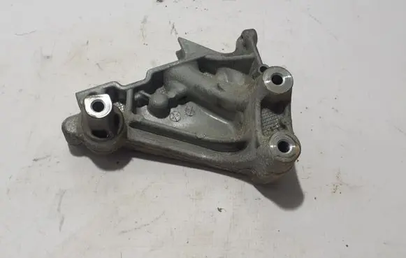 Engine mounting bracket