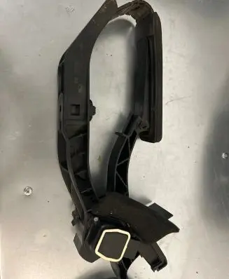 Mercedes-Benz E W211 Accelerator throttle pedal A2113000404