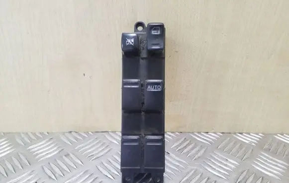 Nissan X-Trail T30 Electric window control switch