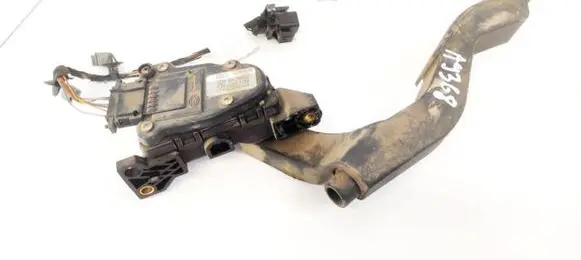 Accelerator throttle pedal