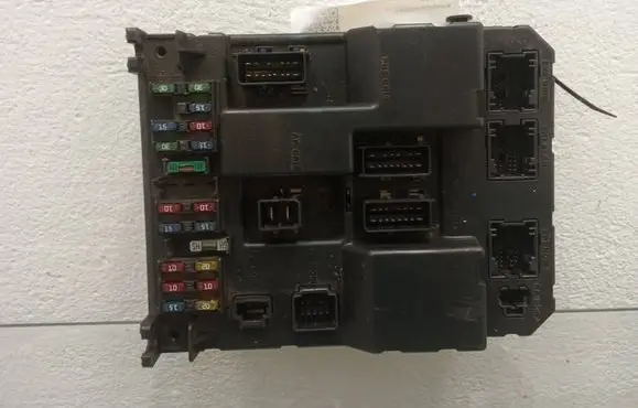 Peugeot 307 Fuse module 9651196980 9651197680 00041367190203