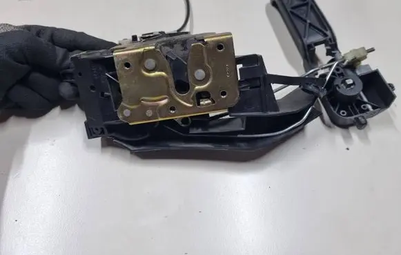 Ford Focus Front door lock 1E0249CL 382191A