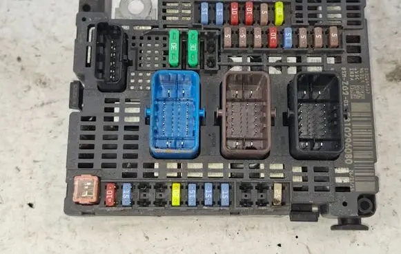 Citroen C4 II Picasso Fuse module 9810296080