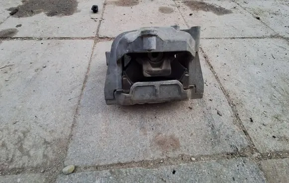 Volkswagen Golf V Engine mount bracket