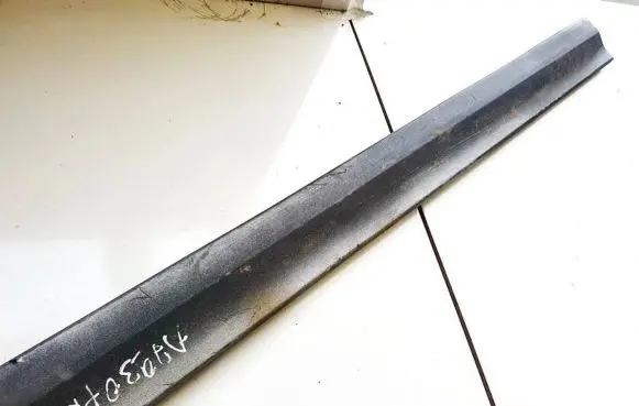 Volkswagen PASSAT B4 Front door trim (molding) 3a0853515