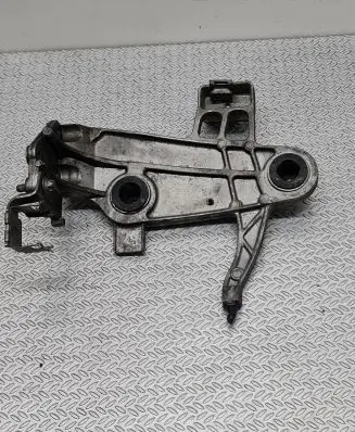 Mercedes-Benz E W212 Air filter cleaner box bracket assembly A6510900041 211420101