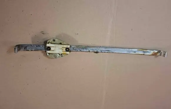 Mercedes-Benz 280 450 W116 Front door manual window regulator 