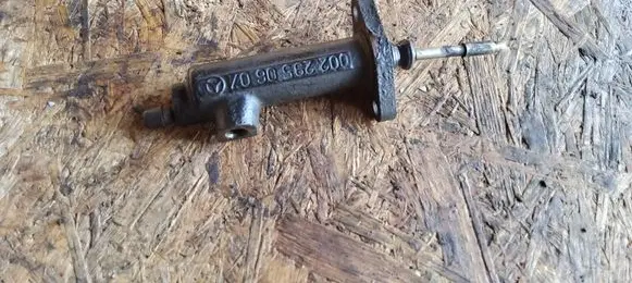 Volkswagen II LT Clutch slave cylinder 0022950607