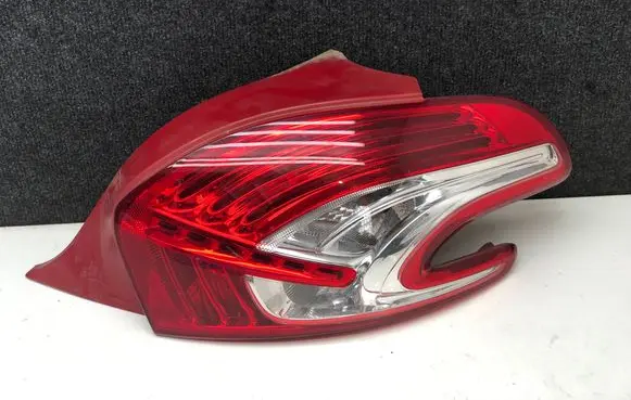 Peugeot 208 Rear/tail lights 9672628382