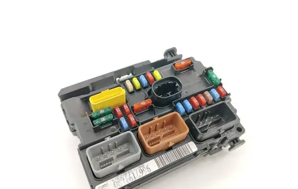 Peugeot 207 Fuse module 9667199680