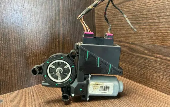 Volkswagen Polo Front door window regulator motor 6Q2959801A