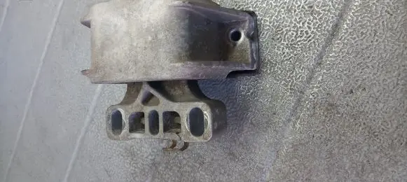 Skoda Octavia 985 Engine mounting bracket