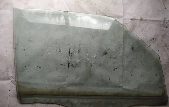 Mitsubishi Pajero Front door window glass four-door as2