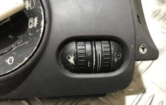 Volkswagen Golf V Headlight level height control switch