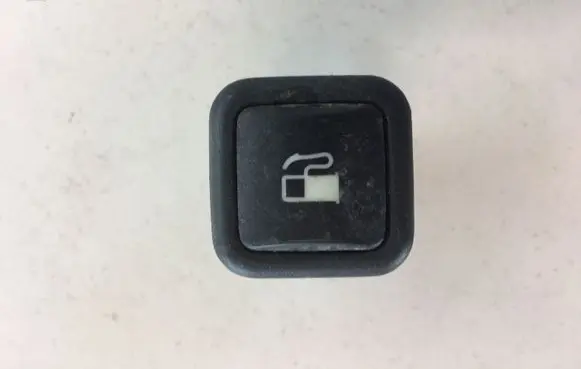 Volkswagen PASSAT B5 Fuel tank opening switch 3B0959833A 03000313