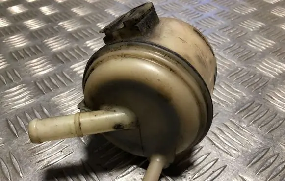 Nissan X-Trail T30 Brake fluid reservoir PA6GF30