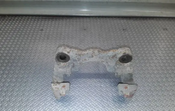 Volkswagen Touareg I Brake caliper pad carrier rear 