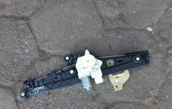 Renault Captur II Front door window regulator with motor 807215326R