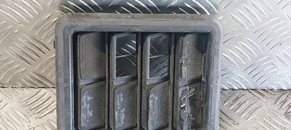 Quarter panel pressure vent