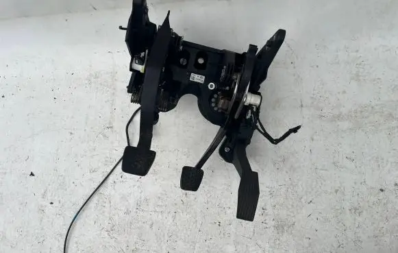 Opel Astra K Clutch pedal 39023892