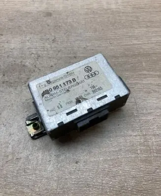 Audi A8 S8 D2 4D Alarm control unit/module 4D0951173B