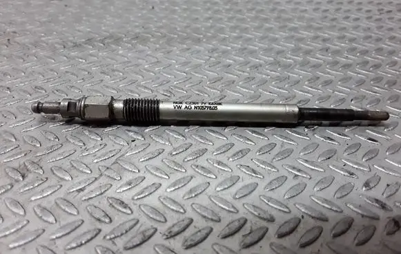 Volkswagen Golf V Glow plug N10579803