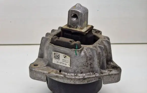 BMW 6 F12 F13 Engine mount bracket 6777371 68623513 686235