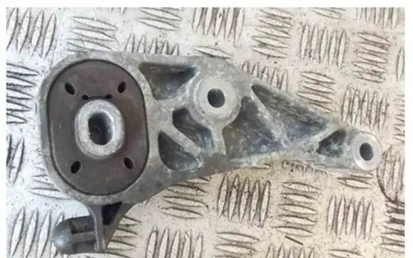 Opel Tigra B Engine mount bracket