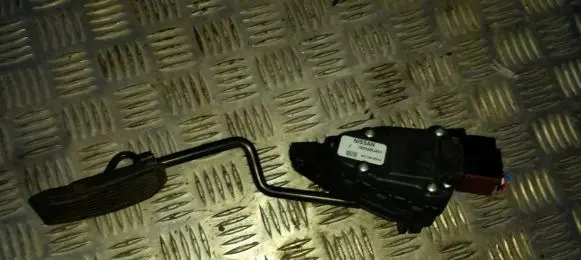 Nissan Almera Tino Accelerator throttle pedal 18002BU401