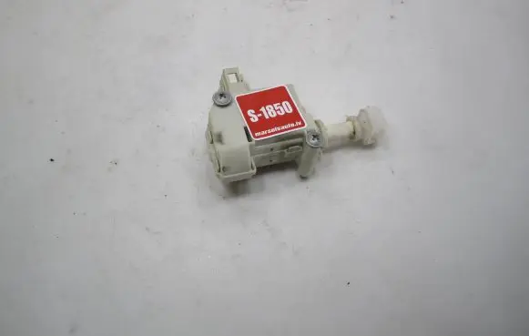 Volkswagen Golf V Central locking motor 1K6810773 3B0959782A D10DN01144