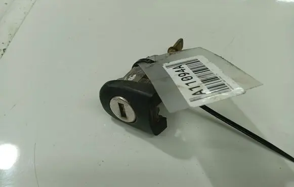 Volkswagen Golf IV Front door lock (next to the handle) 