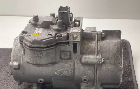 Toyota RAV 4 (XA50) Air conditioning (A/C) compressor (pump) 0422000533 ES27C 3U03509