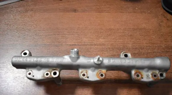 BMW M5 Fuel injector supply line/pipe 8665635