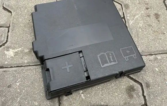 Land Rover Evoque II Fuse box cover K8D214A076