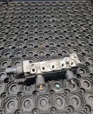 Mercedes-Benz S W220 Air suspension valve block A2203200258