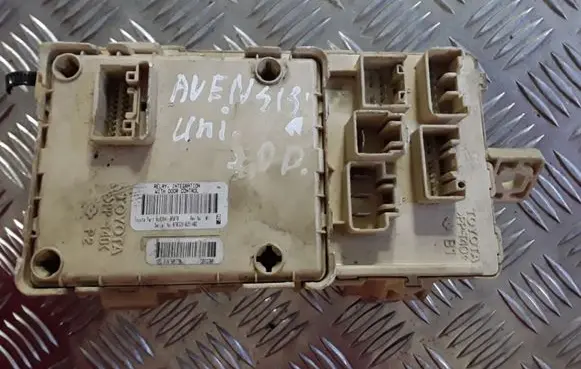 Toyota Avensis T250 Fuse module 8264105070