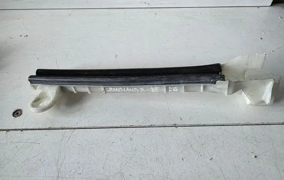 Opel Grandland X Rear door windshield rail 