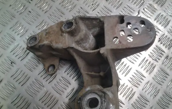 Audi A4 S4 B7 8E 8H Engine mounting bracket 8E0199351