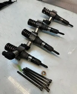 Volkswagen PASSAT B6 Fuel injector 03G130073T