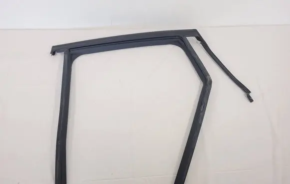 Renault Captur Rubber seal rear door window/glass 823313864